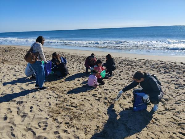 El Consorci de Turisme participa en una Jornada de neteja de la platja del Prat