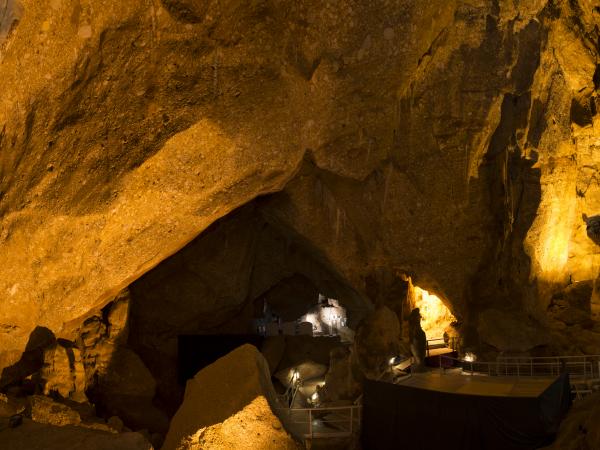 005-coves de collbato sala gran des de centre.jpg