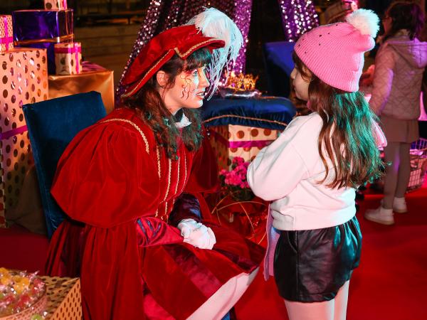 El patge reial visita el Mercat Sant Jordi