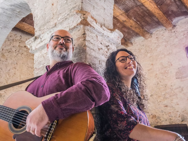 Ball folk a la plaça amb el grup Ballaveu
