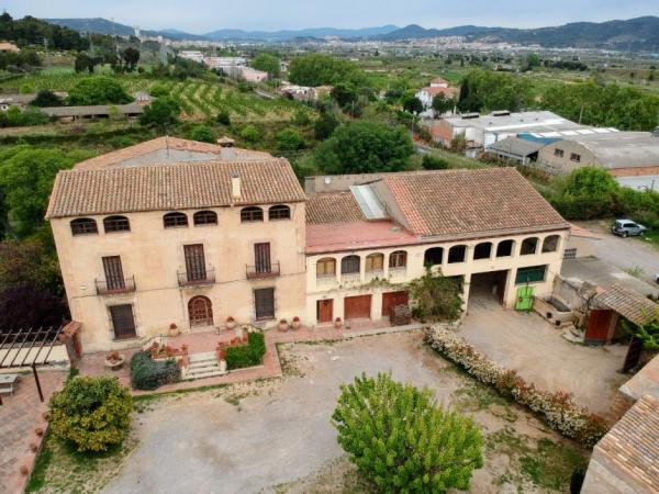 Visita guiada exteriors masia de Can Colomer