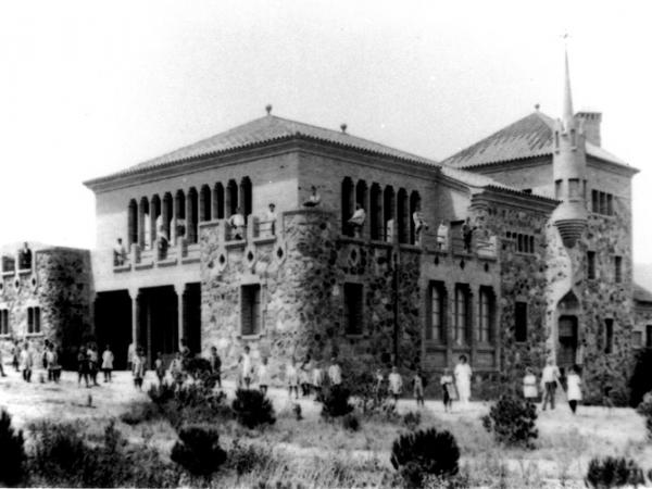 Visita guiada a les Escoles Modernistes de la Colònia Güell