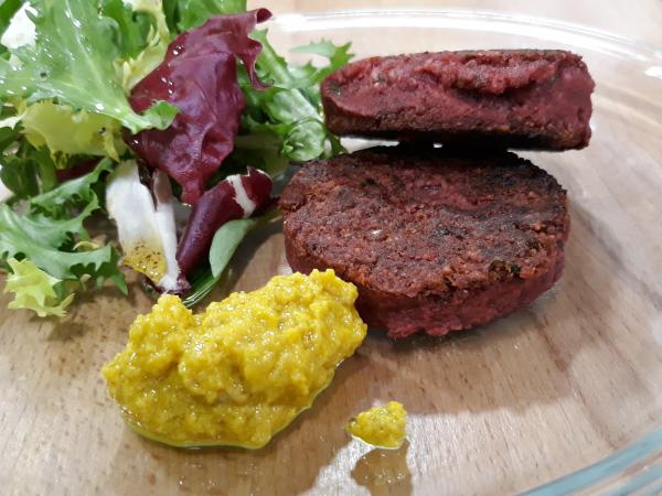 Burger Puré de Pipas Curry y Cúrcuma con Hojas verdes Estudio Walter Vogt