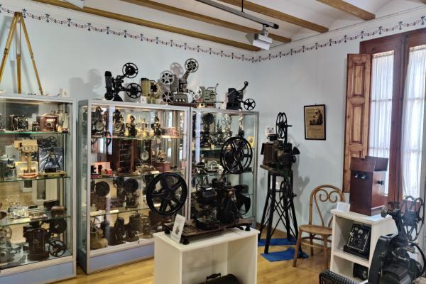 Els Punts d'Informació del Baix Llobregat visiten Catalunya en Miniatura, El Forneret i el Museu de Cinema i de Torrelles Ca la Cinta a Torrelles de Llobregat