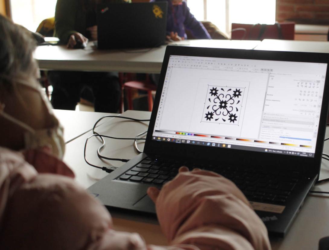 Decoració de rajoles amb trepes fetes amb tall làser