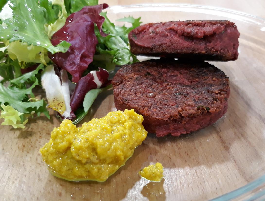 Burger Puré de Pipas Curry y Cúrcuma con Hojas verdes Estudio Walter Vogt