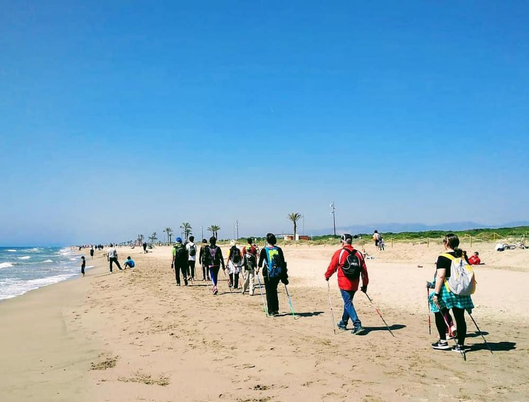 Marxa Nòrdica per la platja.