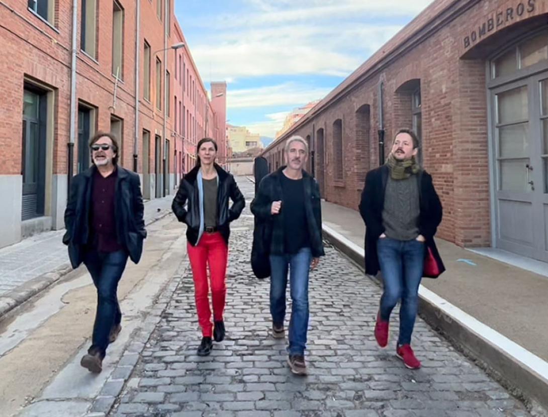 Teatre. “Kiss me love”