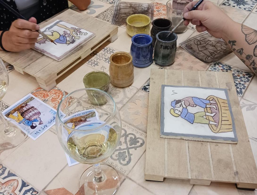 Rajoles, art i vi: decora la teva rajola tot fent un tast de vi.