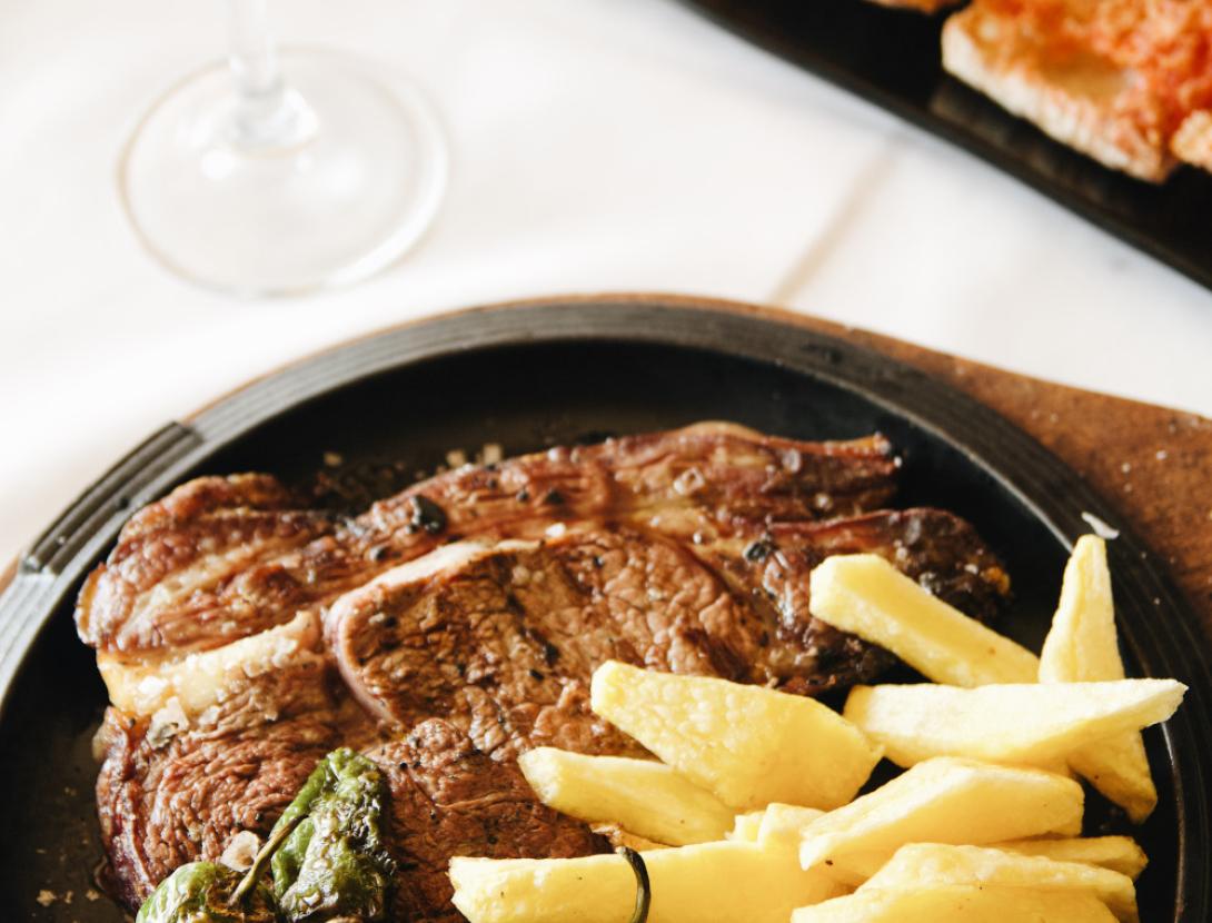 Foto restaurante y plantas.jpg